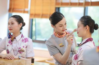 重慶:"空姐""動姐"攜手開展服務(wù)禮儀培訓(xùn)備戰(zhàn)暑運